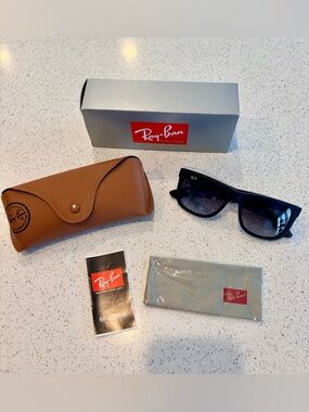 Ray-Ban Justin RB4165 Sunglasses in black with Light Grey Gradient Lenses